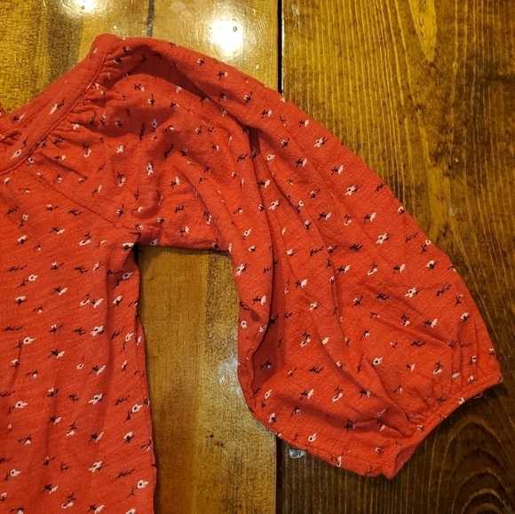 𝅺Red Lucky Brand top with tiny white flowers Small - Picture 3 of 11